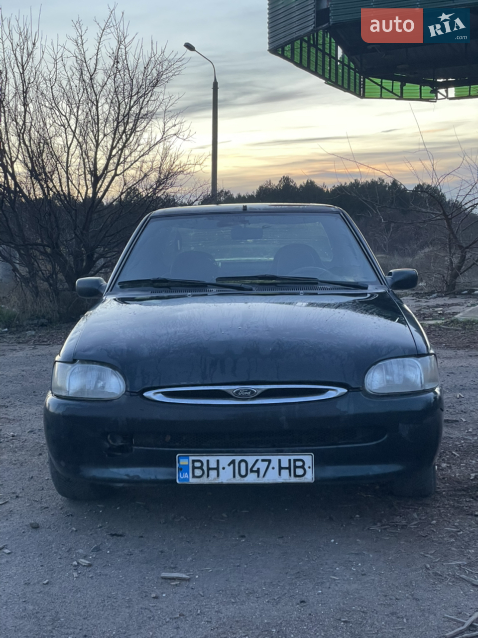 Продам Ford escort 7 покоління по техпаспорту, якщо є бажання можна переоформити, 1.8 об'єм газ 4 покоління/бензин, комплектація Ghia, Електро склопідйомники передніх дверей, люк робочий іноді западе кнопка не тече, Електро регулювання дзеркал, кузов на 3 з 5 балів є рижики не наскрізні і гнилі пороги, днище підварювалось до мене, зараз корозія на ньому не присутня, вся силова частина в хорошому стані, по техніці потребує заміни правого шруса (хрустить при вивороті), подивитись де протікає рідина Гура, датчика АБС скоріше за все переднього лівого (діагностика пише speed sensor A), знайти в інтернеті який це саме датчик не зміг, і заміни ДПДЗ (датчика положення дроселя), працює і без нього але на холодну заводиться не з першого разу, потрібно секунди 3 покрутити, в ходу проблем немає їде бадьоро як на бензині так і на газу.
Двигун працює рівно, не триїть як на холодну так і прогрітий, пічка гріє добре, КПП не хрустить не вибиває, зчеплення в нормі не пробуксовує, гальма так само тільки не працює АБС через датчик. Гума зимова. Авто не нове потребує вкладень.
Торг доречний.
Можливий обмін на bmw е36 з моєю доплатою.