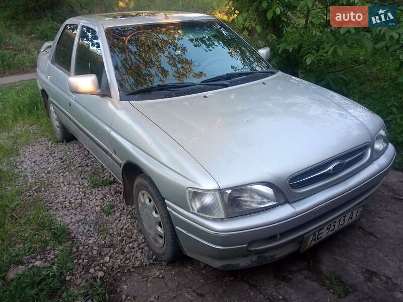 Седан Ford Escort 1992 в Кривом Роге