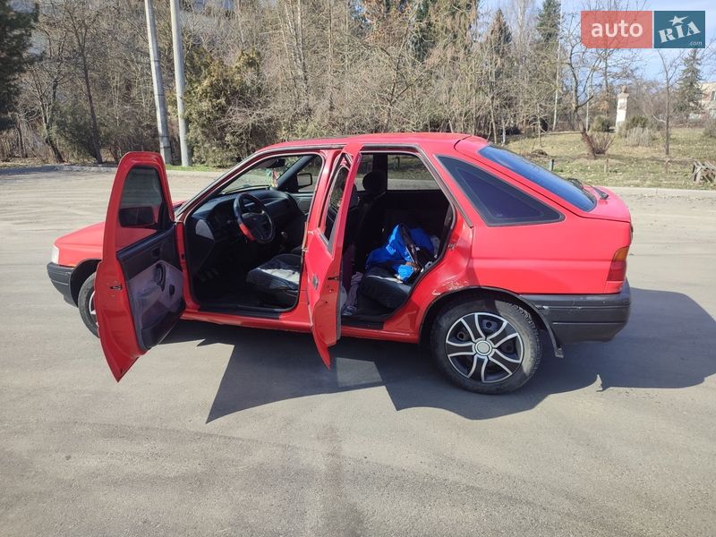 Седан Ford Escort 1992 в Ивано-Франковске