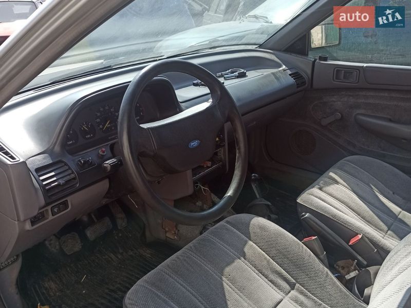 Седан Ford Escort 1993 в Кицмани