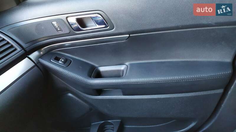 Позашляховик / Кросовер Ford Explorer 2016 в Рокитному