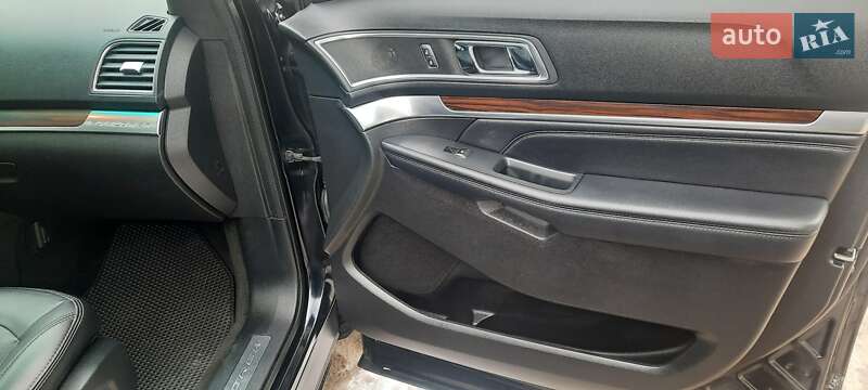 Позашляховик / Кросовер Ford Explorer 2016 в Острозі