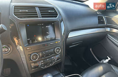 Позашляховик / Кросовер Ford Explorer 2018 в 