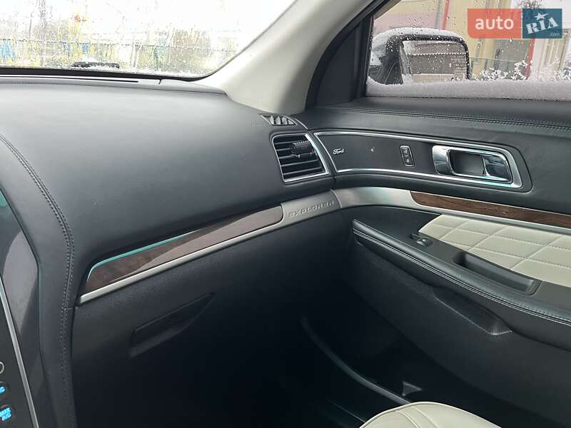 Внедорожник / Кроссовер Ford Explorer 2016 в Обуховке