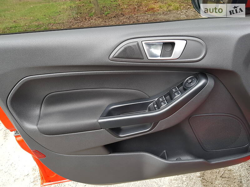 Хетчбек Ford Fiesta 2015 в Дніпрі