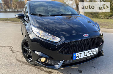 Хэтчбек Ford Fiesta 2016 в 