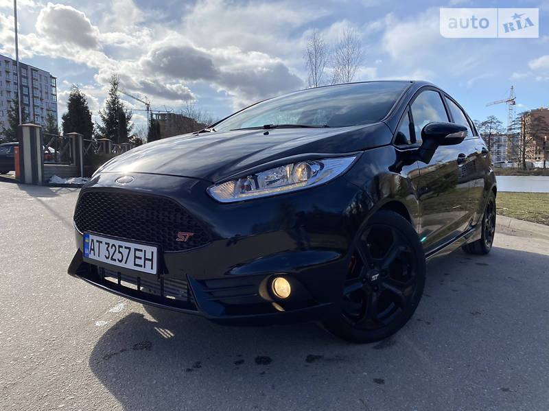 Хетчбек Ford Fiesta 2016 в Івано-Франківську