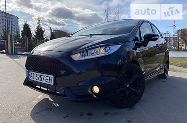 Хэтчбек Ford Fiesta 2016 в 