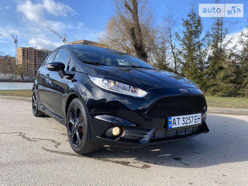 Хетчбек Ford Fiesta 2016 в Івано-Франківську