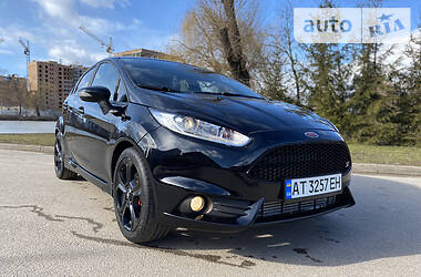 Хэтчбек Ford Fiesta 2016 в 