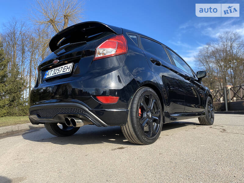 Хетчбек Ford Fiesta 2016 в Івано-Франківську