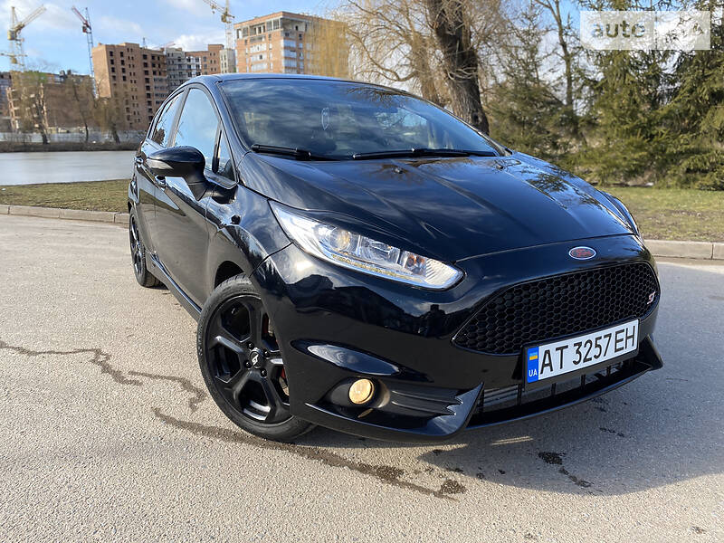 Хетчбек Ford Fiesta 2016 в Івано-Франківську