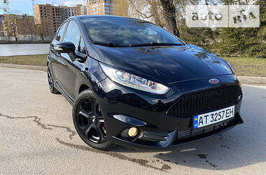 Хэтчбек Ford Fiesta 2016 в 