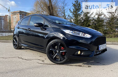 Хэтчбек Ford Fiesta 2016 в 