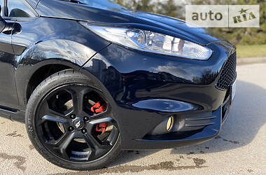 Хэтчбек Ford Fiesta 2016 в 