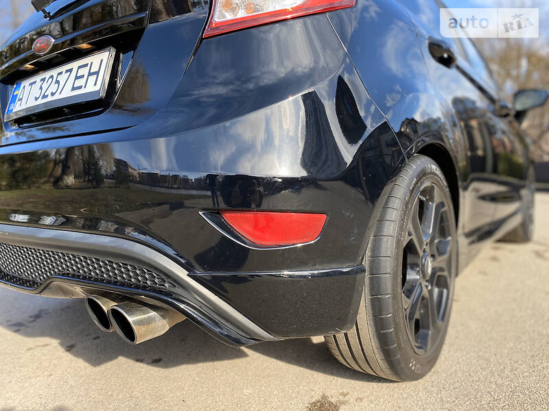 Хетчбек Ford Fiesta 2016 в Івано-Франківську