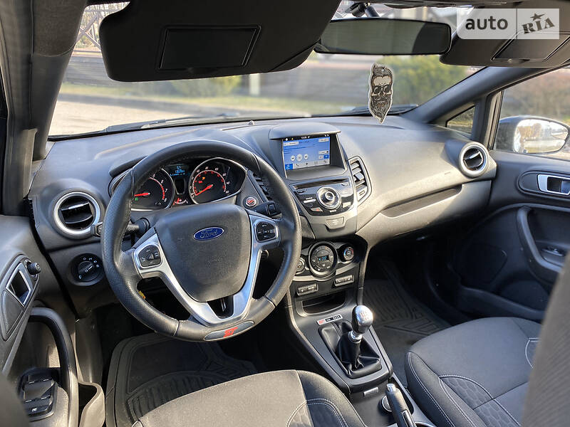 Хетчбек Ford Fiesta 2016 в Івано-Франківську