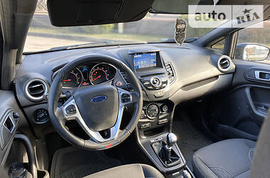Хэтчбек Ford Fiesta 2016 в 