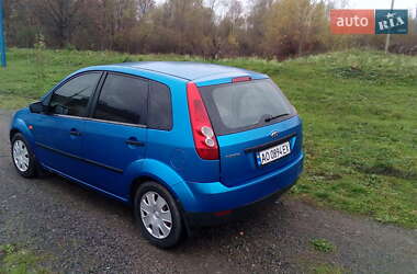 Хэтчбек Ford Fiesta 2005 в 