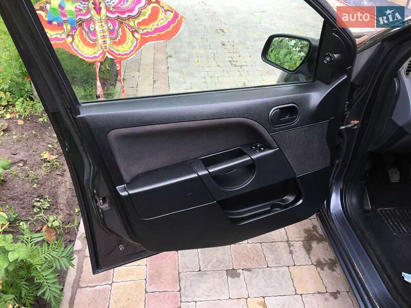 Хетчбек Ford Fiesta 2006 в Дубні