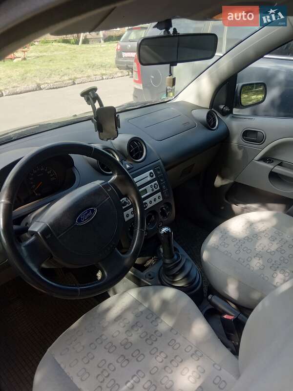 Хэтчбек Ford Fiesta 2002 в Нововолынске