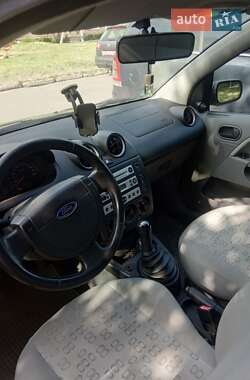 Хэтчбек Ford Fiesta 2002 в 