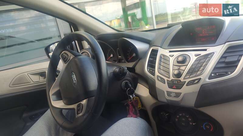 Хэтчбек Ford Fiesta 2013 в Рава-Русской