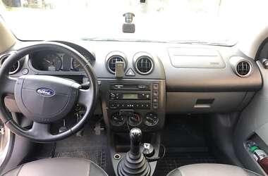 Хэтчбек Ford Fiesta 2002 в 