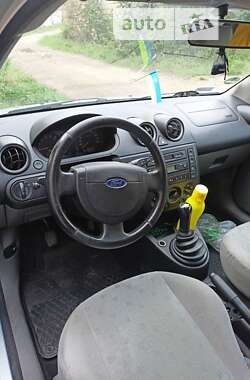 Хэтчбек Ford Fiesta 2003 в Долине