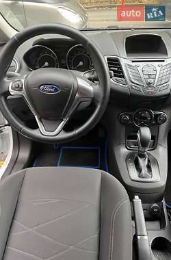 Хэтчбек Ford Fiesta 2016 в 