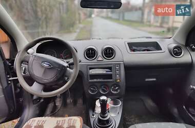 Хэтчбек Ford Fiesta 2005 в 