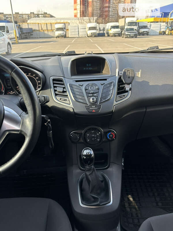 Хэтчбек Ford Fiesta 2015 в Днепре