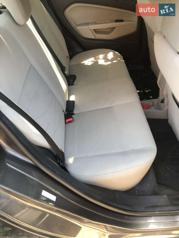 Седан Ford Fiesta 2014 в Чернівцях