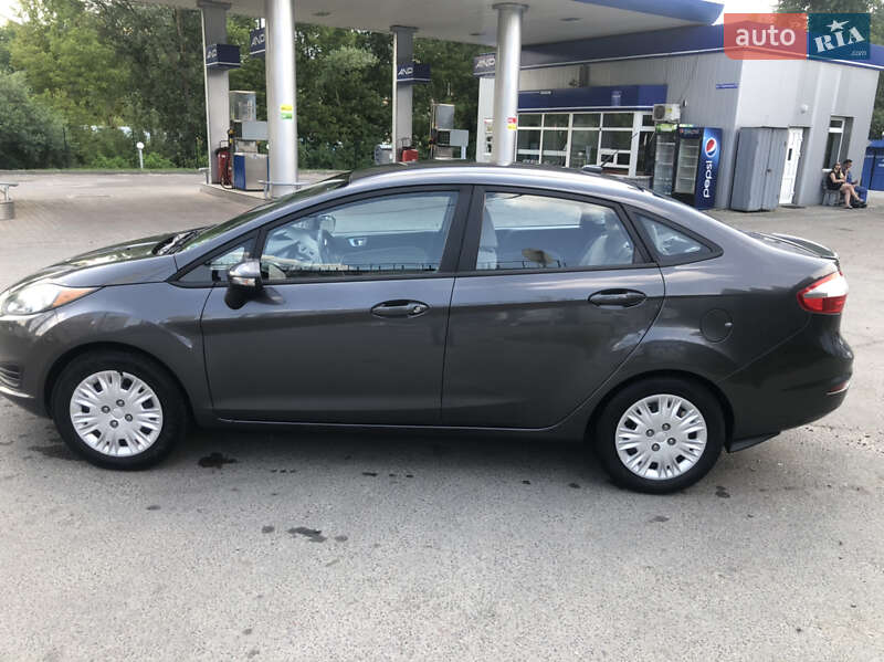 Седан Ford Fiesta 2014 в Чернівцях