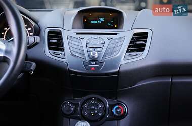 Хэтчбек Ford Fiesta 2015 в 