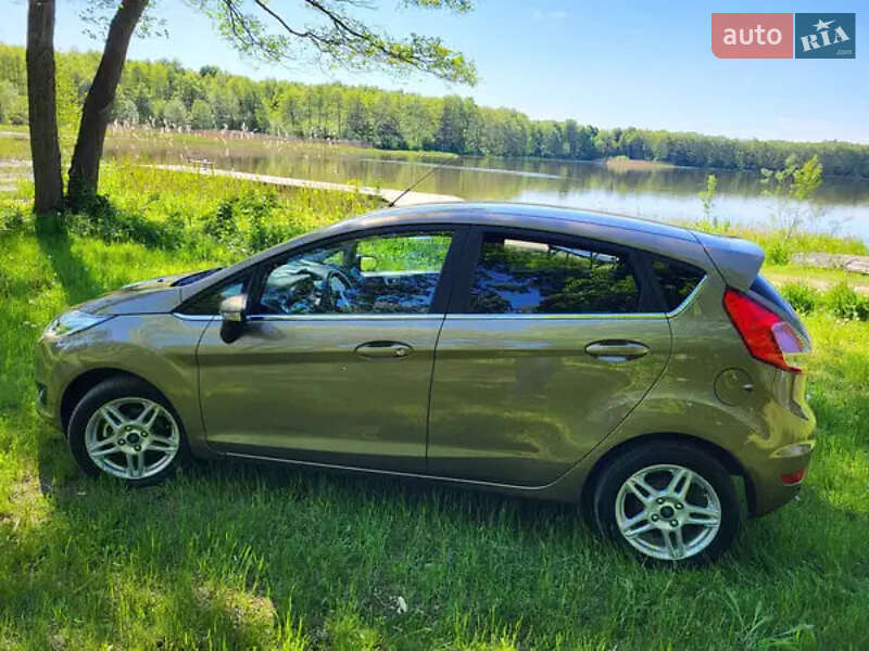 Хэтчбек Ford Fiesta 2015 в Ивано-Франковске