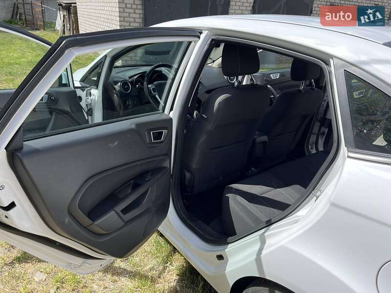 Седан Ford Fiesta 2016 в Ужгороді