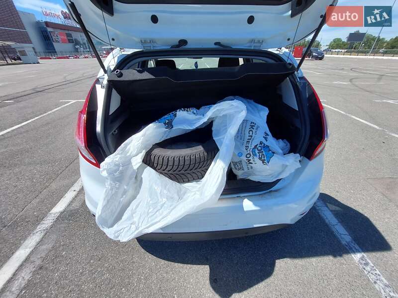 Хэтчбек Ford Fiesta 2016 в Киеве