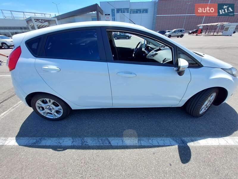 Хэтчбек Ford Fiesta 2016 в Киеве