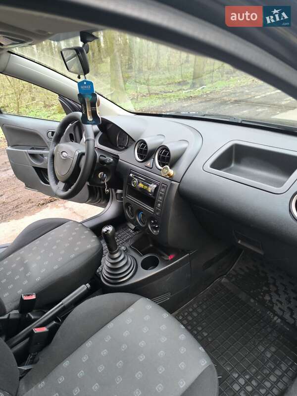 Хетчбек Ford Fiesta 2005 в Яготині