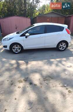 Хэтчбек Ford Fiesta 2016 в 