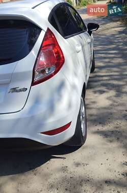 Хэтчбек Ford Fiesta 2016 в 