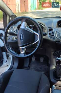 Хэтчбек Ford Fiesta 2016 в 