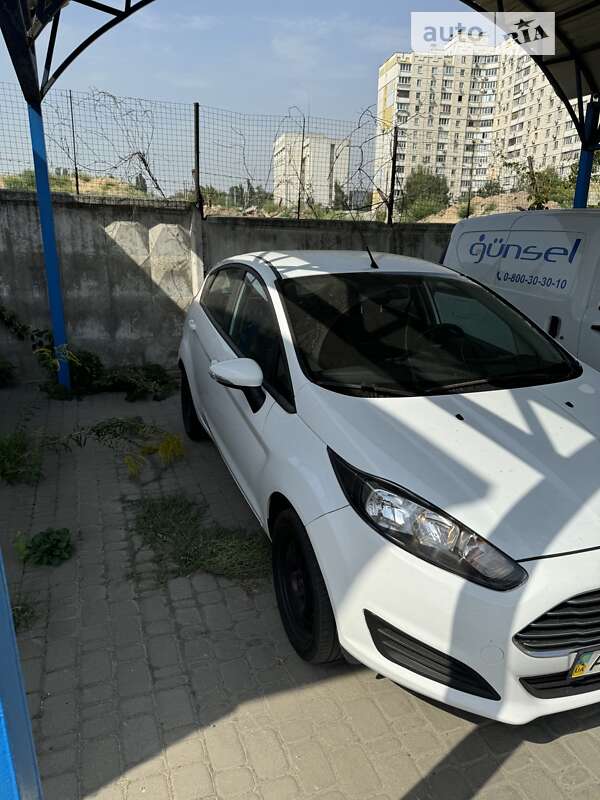 Хэтчбек Ford Fiesta 2015 в Киеве