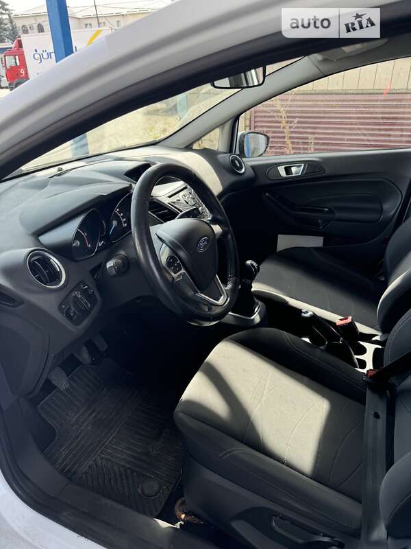 Хэтчбек Ford Fiesta 2015 в Киеве