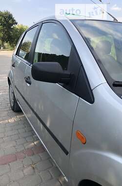 Хэтчбек Ford Fiesta 2003 в 