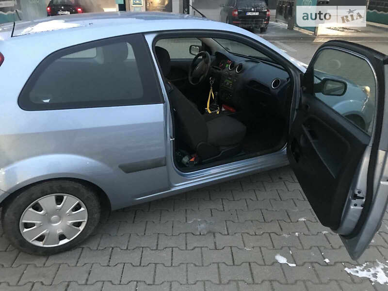 Хэтчбек Ford Fiesta 2006 в Поляне