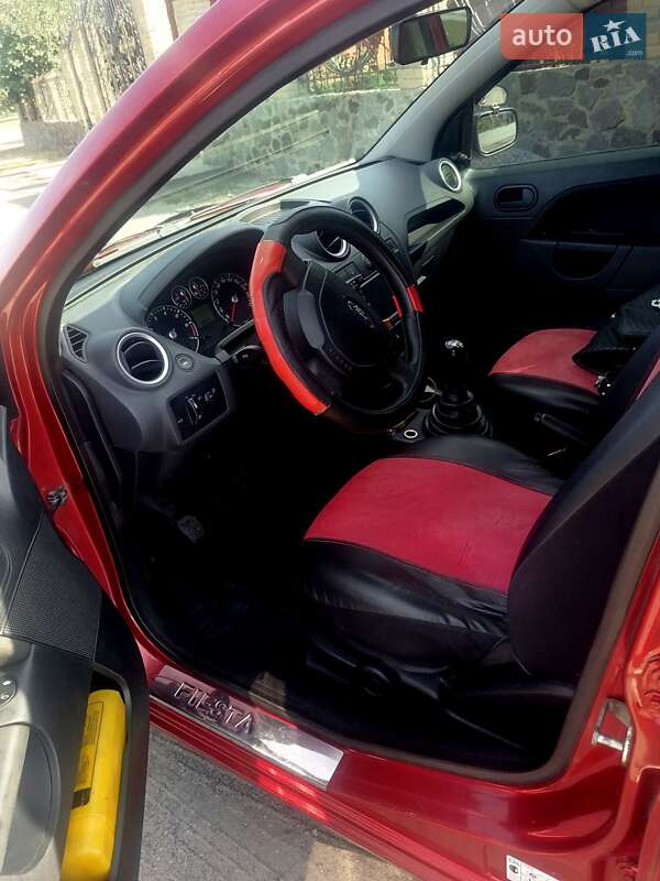 Хэтчбек Ford Fiesta 2006 в Гадяче