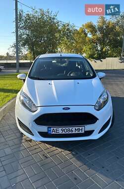 Хэтчбек Ford Fiesta 2016 в 