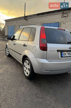 Хэтчбек Ford Fiesta 2004 в Дубровице